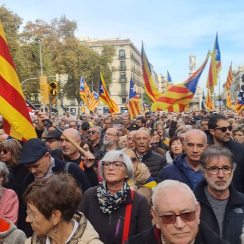 Més de dos-cents professionals, personalitats i professorat universitari denunciem que es qualifiqui Espanya com a plena democràcia.